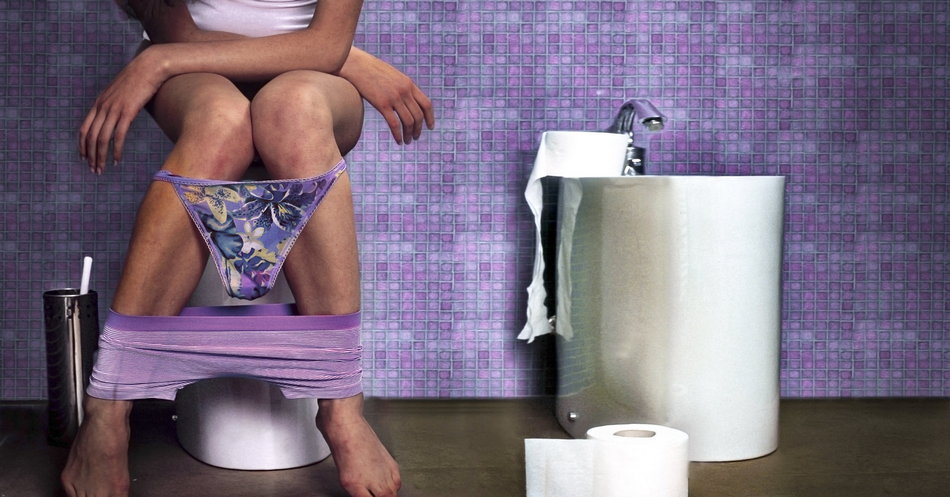 Женщина сидит в туалете