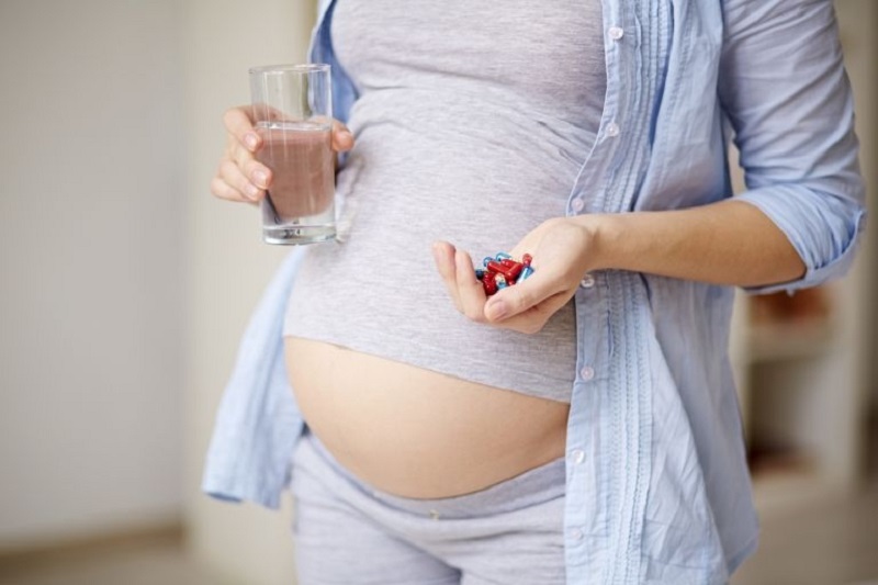 Беременная женщина принимает средство от запора