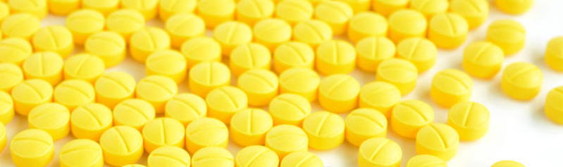 Россыпь круглых желтых таблеток