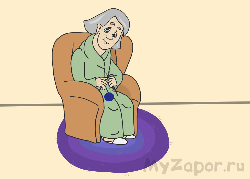 Пожилая женщина вяжет в кресле.